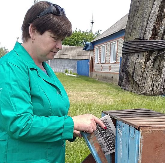 Свежие газеты и журналы регулярно доставляют своим подопечным социальные работники