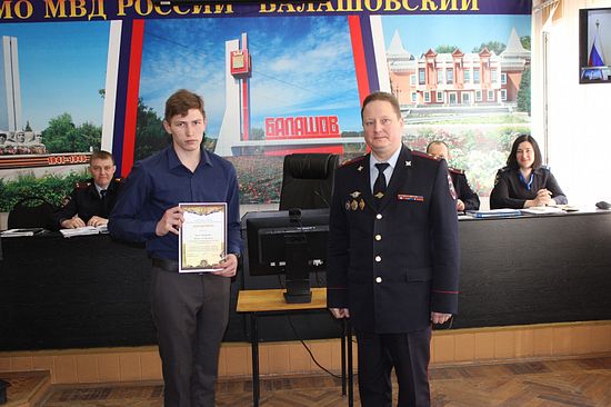 Сотрудник полиции не дал мошенникам обмануть жительницу Балашовского района