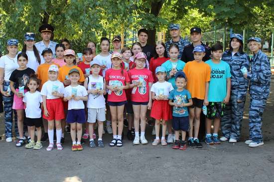 Всероссийскую акцию «Зарядка со стражем порядка» провели полицейские для своих подшефных из Балашовского центра «Семья»