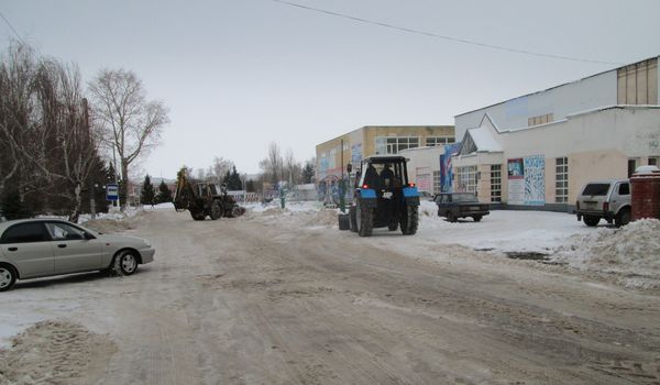 Очистка дорог от снега продолжается