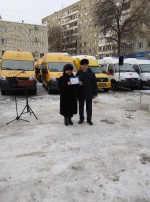Губернатор области вручил ключи от нового школьного автобуса 