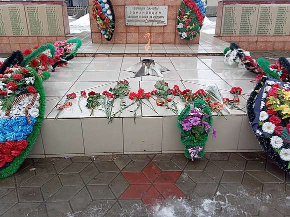 Возложение цветов к памятнику воинам погибшим в Великой Отечественной войне