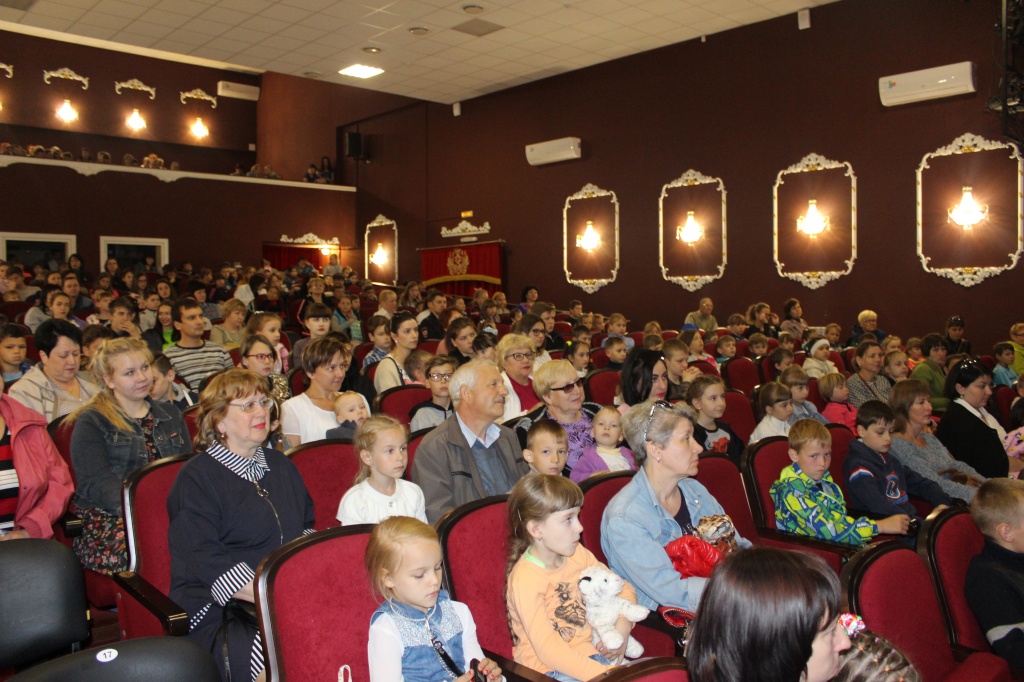 При поддержке Сергея Суровова в районах области прошли детские спектакли