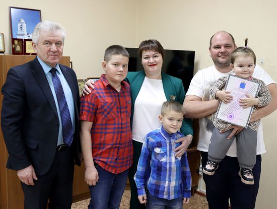 Глава района Щербаков А.И. вручил свидетельство о праве на получение социальной выплаты на приобретение жилья