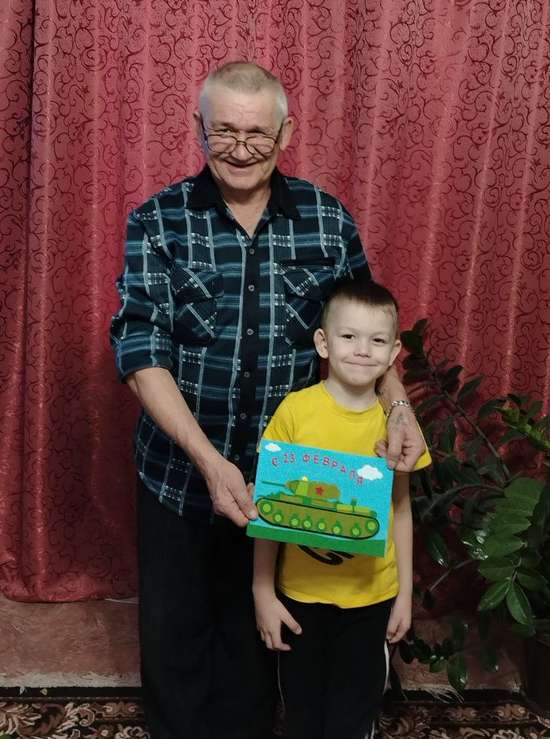 В Романовке внуки поздравили своих дедушек