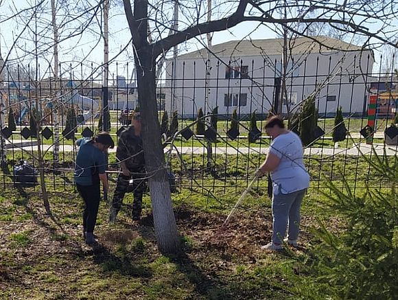 11 апреля работники Романовского Дома культуры, отдела культуры и кино вышли на первый весенний субботник
