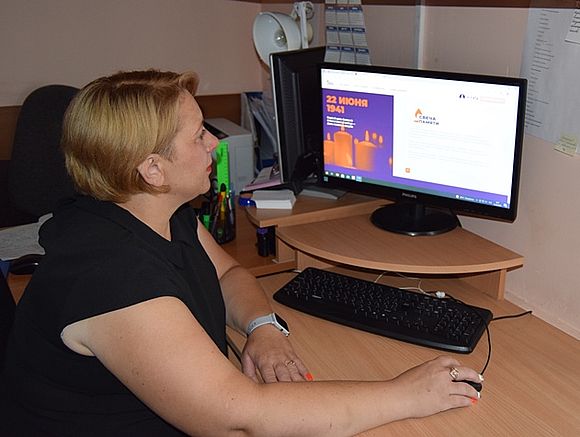 Сотрудники КЦСОН Романовского района присоединились к всероссийской акции «Свеча памяти» в онлайн-формате