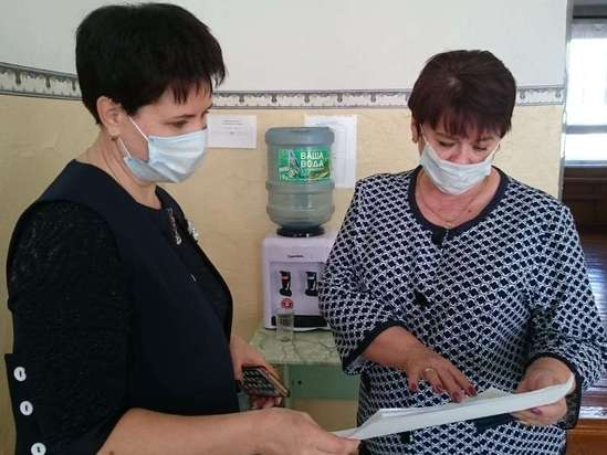 Сегодня первый заместитель главы администрации Романовского муниципального района Н.П.Рябинина и начальник Управления образования Л.А. Дедова проверили школьные столовые на соответствие санитарным требованиям