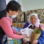 Сотрудники КЦСОН Романовского района поздравили Щербакову Ирину Васильевну с 95-летним юбилеем
