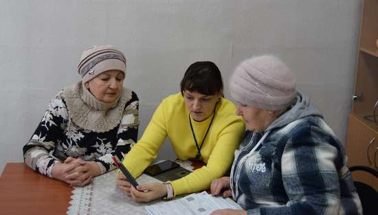 В Романовке прошло занятие по осваиванию гаджетов для старшего поколения 