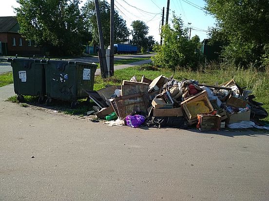 Мусор рядом с контейнерами
