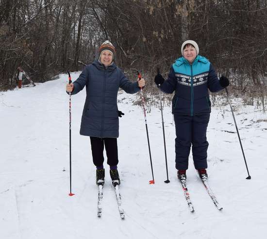 Лыжная прогулка по зимнему лесу