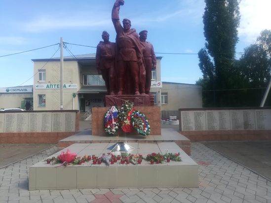 Сегодня, 22 июня, в День памяти и скорби глава Романовского муниципального района Щербаков А.И. и председатель Муниципального Собрания Швецов Н.В. возложили цветы к памятнику воинам погибшим в годы Великой Отечественной войны 1941-1945 гг.