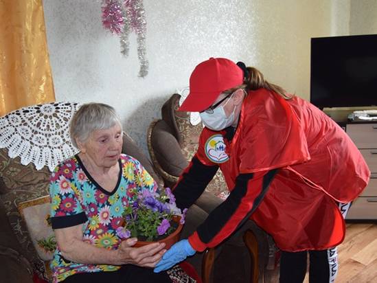 К 75-летию Великой Победы  в КЦСОН Романовского района прошла экологическая акция «Посади цветок Победы»