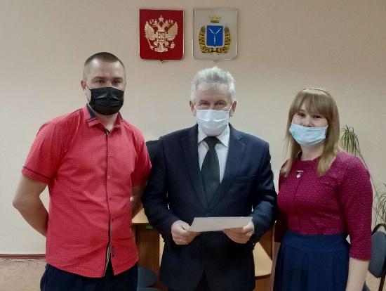 Сегодня молодая семья из с. Малое Щербедино получила Свидетельство на получение выплаты на приобретение жилья