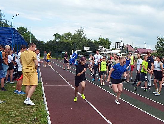 12 июня на базе спорткомплекса «Мечта» МОУ Романовская СОШ прошли праздничные спортивные  мероприятия, посвященные Дню России
