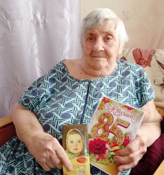 Получатель социальных услуг отмечает юбилей.