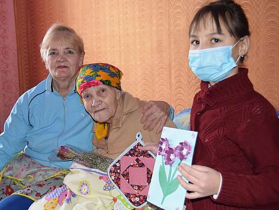 Сотрудники КЦСОН Романовского района поздравили жительницу блокадного Ленинграда