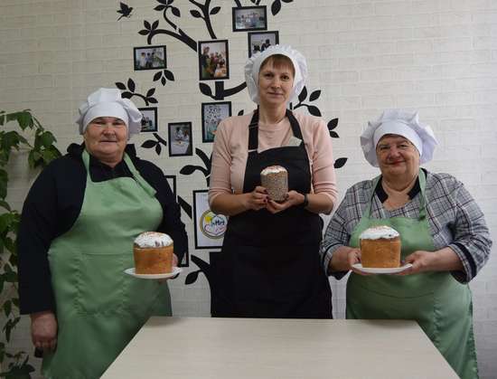 Романовские получатели социальных услуг испекли куличи