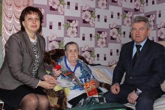 4 мая глава Романовского муниципального района А.И.Щербаков поздравил ветеранов Великой Отечественной войны с Днем Победы и вручил памятные подарки