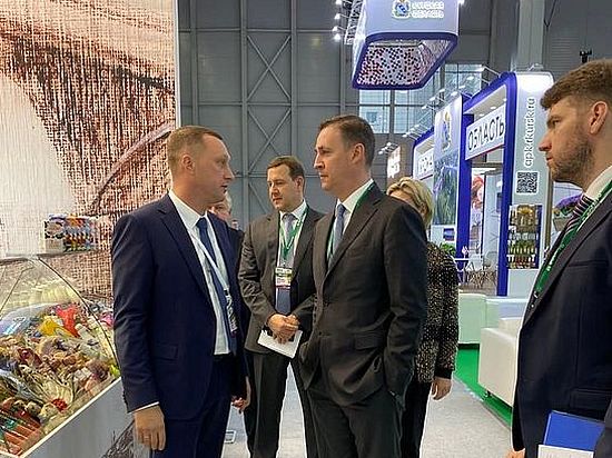 На Всероссийской выставке «Золотая осень-2022» стенд Саратовской области посетил министр сельского хозяйства РФ Дмитрий Патрушев.