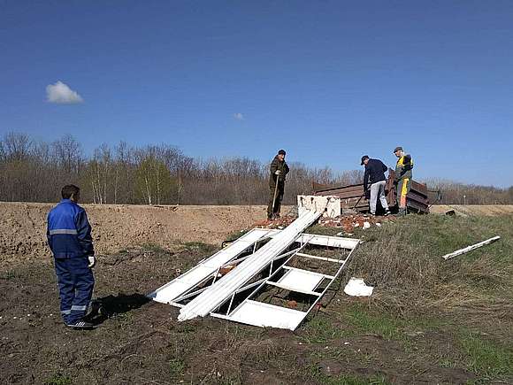 На автомобильной дороге «Романовка-Балашов» сегодня произведен демонтаж старой стелы «Романовский район»