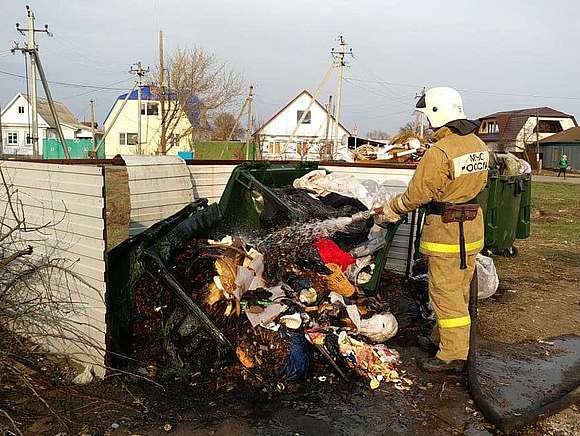 Сгорели пластиковые контейнеры для мусора