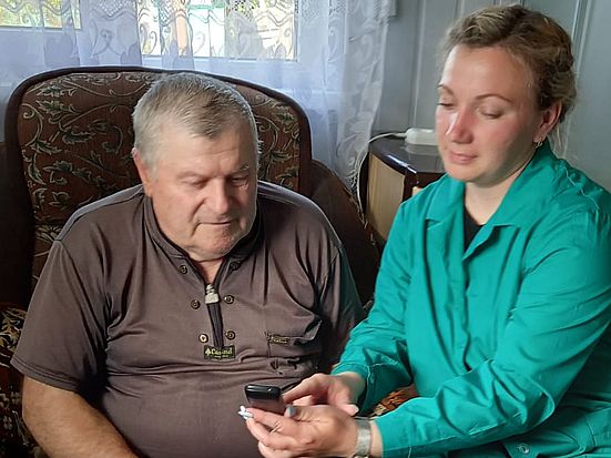 Сотрудники Романовского центра социального обслуживания помогают освоить  современные гаджеты