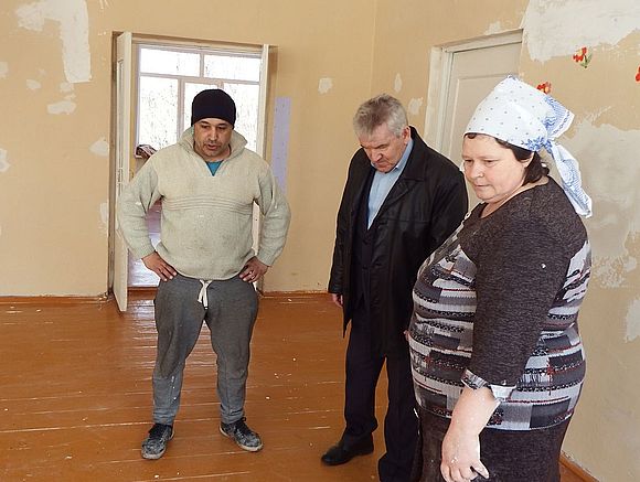 12 апреля глава Романовского муниципального района Алексей Щербаков проверил ход работ по ремонту в детском саде «Березка»