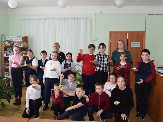 В детской библиотеке р.п. Романовка состоялась конкурсно - игровая программа «Аты-баты! Будь солдатом!»