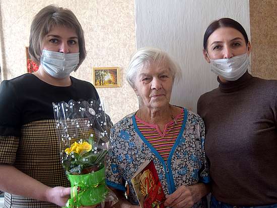 Сотрудники КЦСОН  Романовского района в преддверии празднования Дня защитника Отечества организовали и провели акцию «Родные объятия»