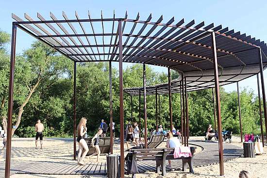 В р.п. Романовка завершилось благоустройство общественной территории места отдыха у реки «Песковая». 