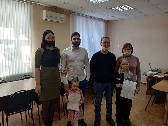 Вручение свидетельств на приобретение (строительство) жилья на территории Саратовской области молодым семьям района