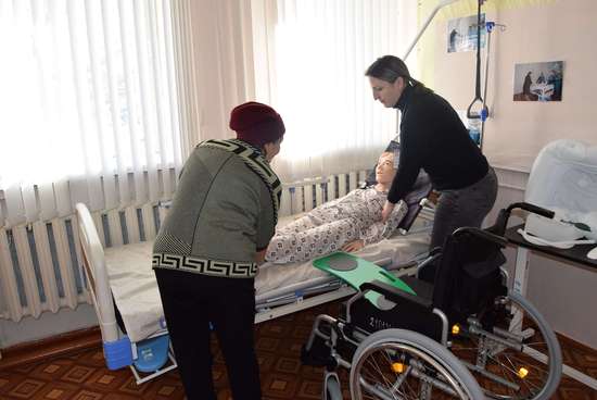 В Романовском центре соцобслуживания прошло очередное занятие по уходу за тяжелобольными