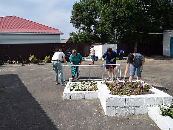 27 августа коллектив ГАУ СО КЦСОН Романовского района провел субботник на территории учреждения