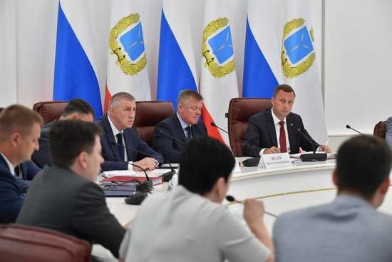 Губернатор Роман Бусаргин провел постоянно действующее совещание с зампредами и министрами Правительства области.