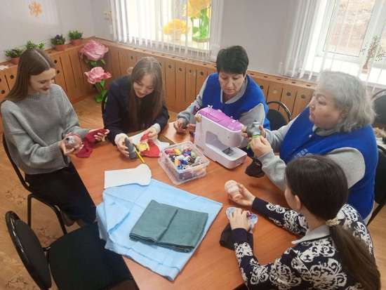 Романовские «серебряные» волонтеры шьют кукол.