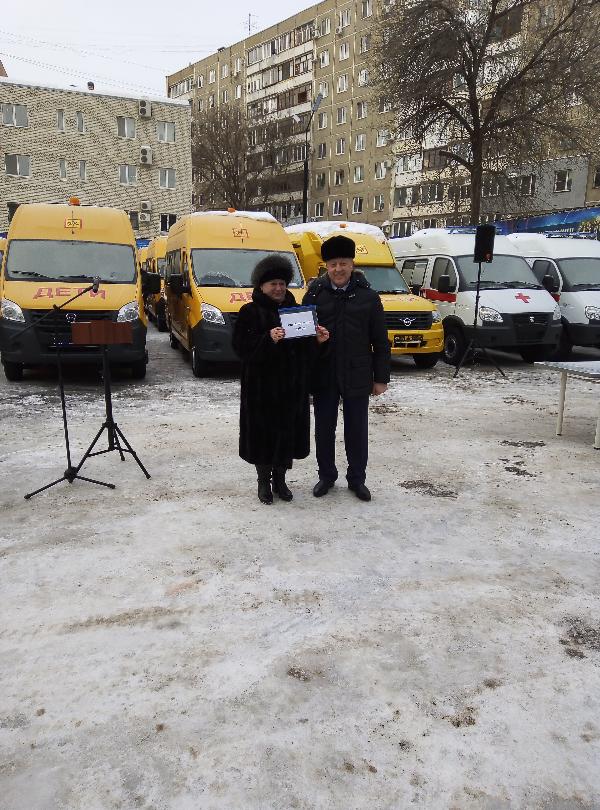 Губернатор области вручил ключи от нового школьного автобуса 