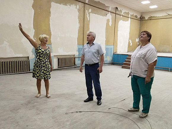 30 июня глава Романовского муниципального района Алексей Щербаков и начальник отдела культуры и кино администрации района Елена Федюнина проверили ход работ по ремонту Красноармейского сельского Дома культуры