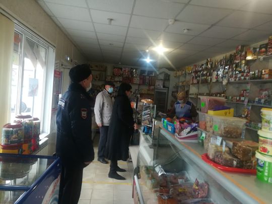 Сегодня, 11 апреля, сотрудники полиции, Роспотребнадзора и представители администрации Романовского муниципального района проверили работу торговых точек (магазинов и аптек) в р.п. Романовка. 