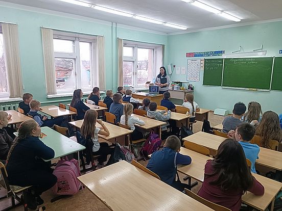 Специалист комплексного центра социального обслуживания Романовского района провела патриотический час