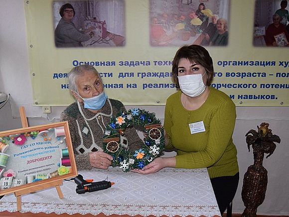 В творческой мастерской «Доброцентр» прошел мастер- класс по изготовлению новогодней композиции