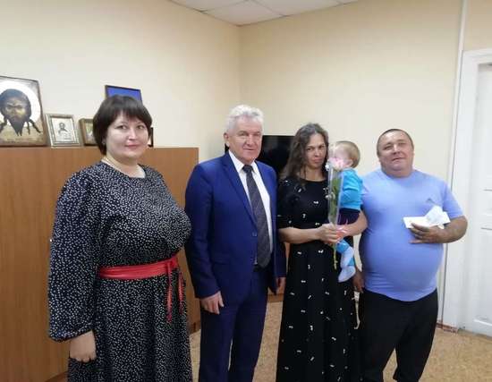 Вручение удостоверений нового образца многодетным семьям.