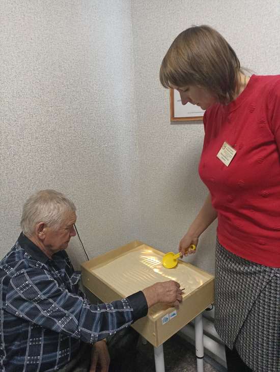 Психолог Романовского комплексного центра провела занятие  песочной терапии